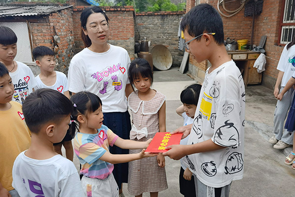 新鄉(xiāng)長城集團(tuán)愛心家庭攜手輝縣義工“愛心助學(xué)，點(diǎn)亮希望”